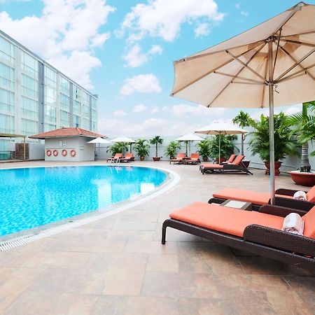 Eastin Grand Hotel Saigon Ho Chi Minh City Bagian luar foto The pool at the hotel
