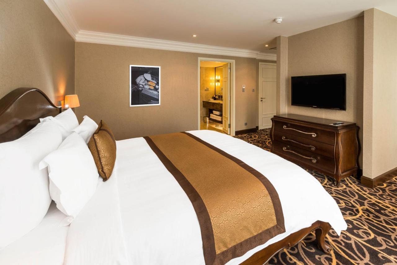Eastin Grand Hotel Saigon Ho Chi Minh City Bagian luar foto A bedroom at the hotel