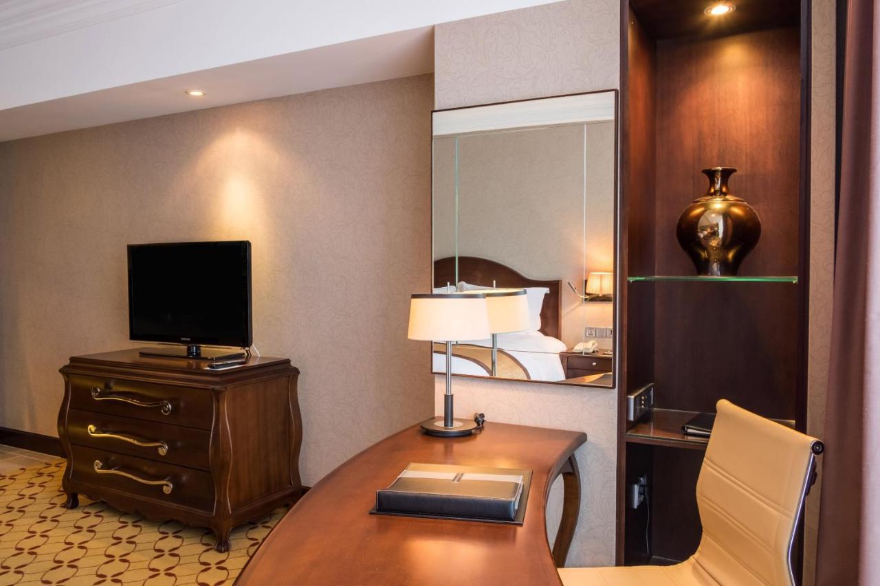 Eastin Grand Hotel Saigon Ho Chi Minh City Bagian luar foto A room at the hotel