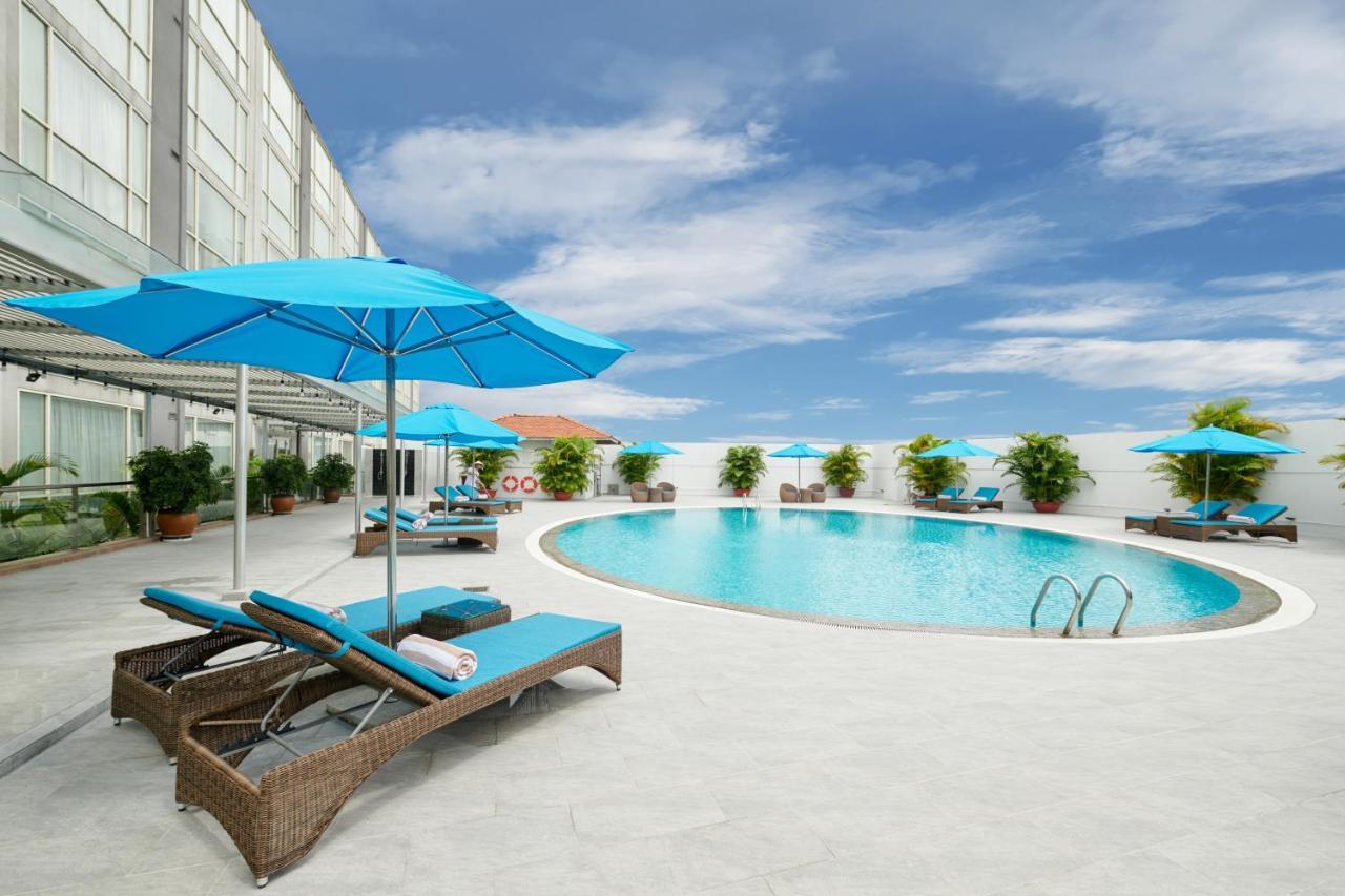Eastin Grand Hotel Saigon Ho Chi Minh City Bagian luar foto Pool at the hotel