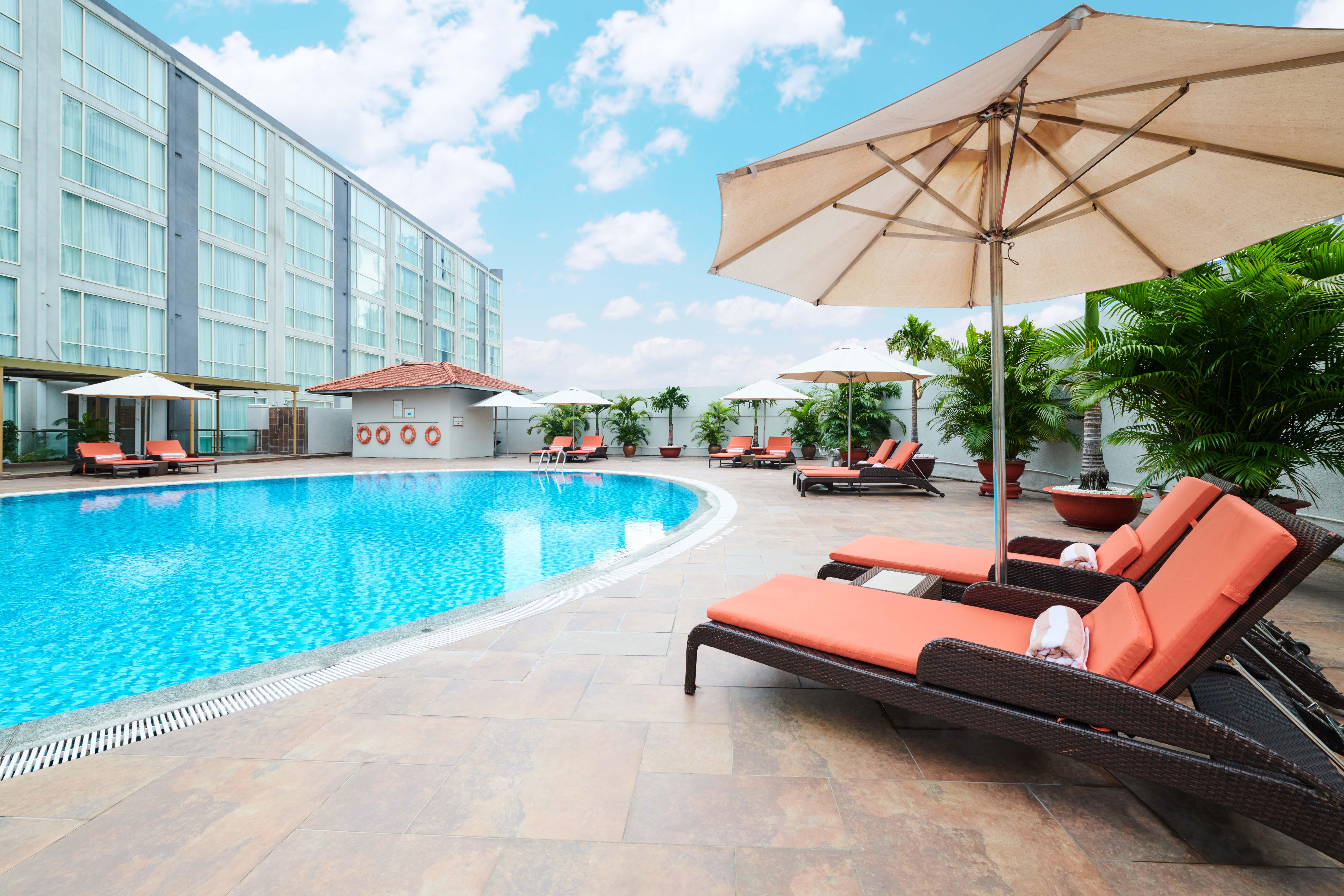 Eastin Grand Hotel Saigon Ho Chi Minh City Bagian luar foto The pool at the hotel