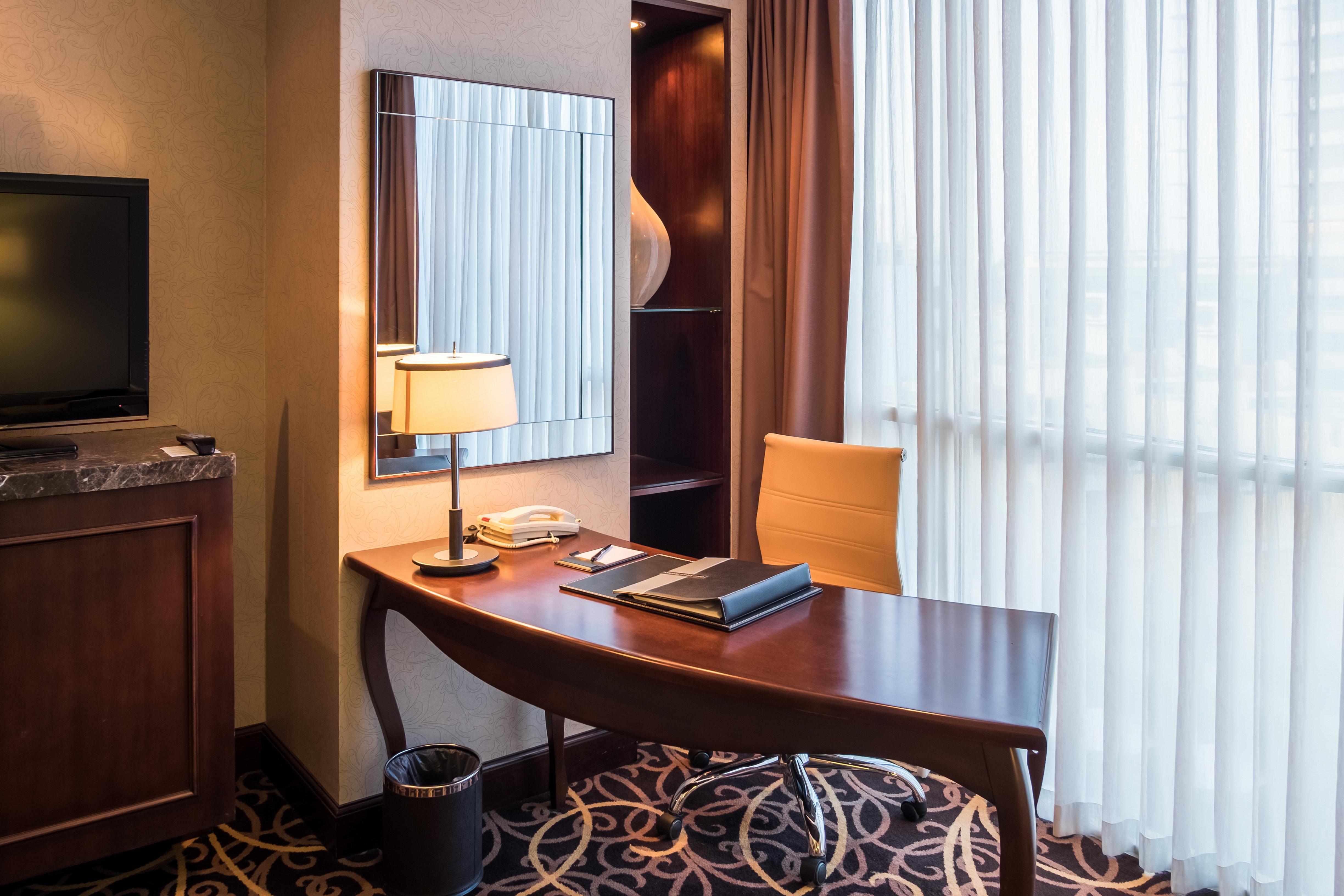 Eastin Grand Hotel Saigon Ho Chi Minh City Bagian luar foto A work desk in a hotel room