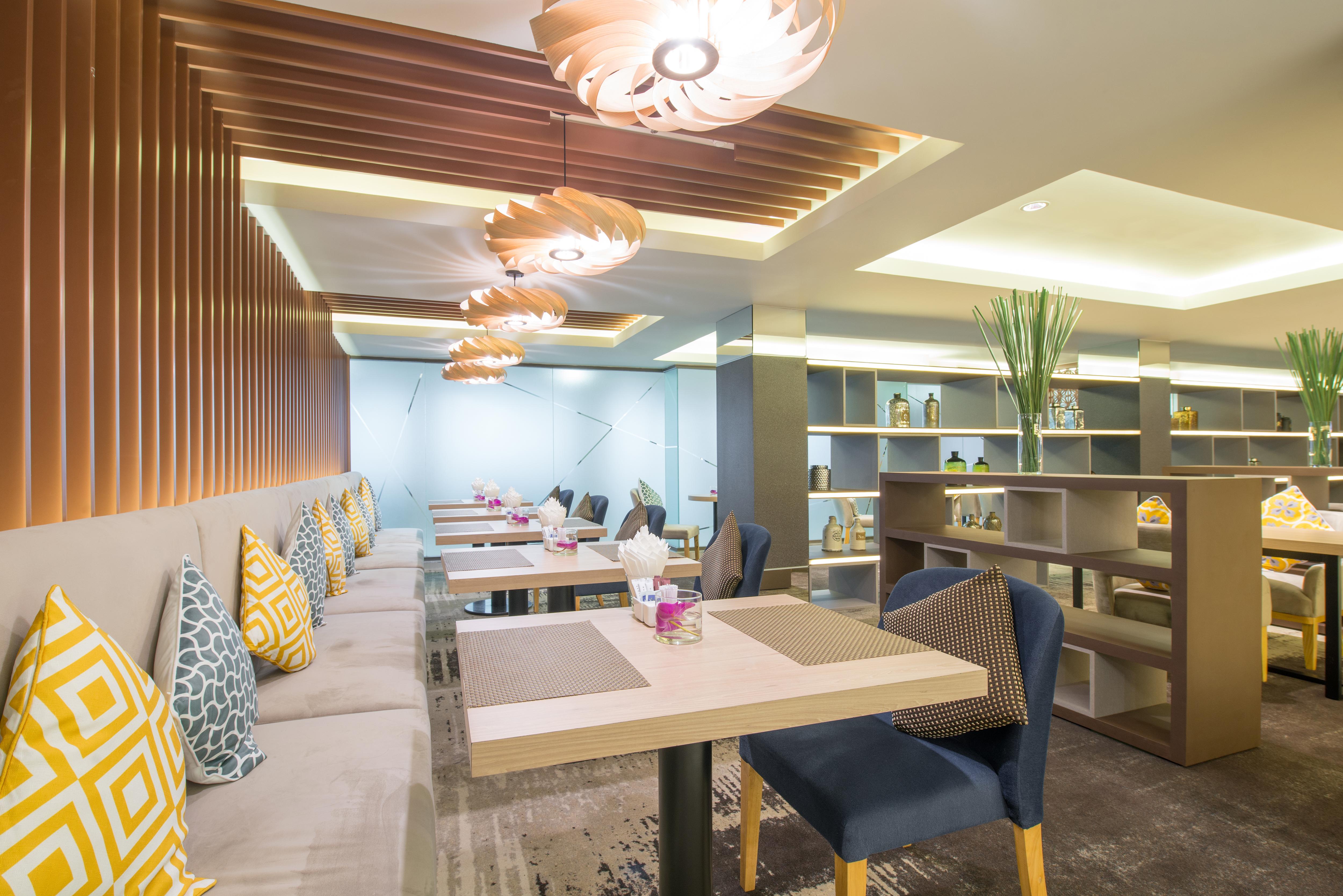 Eastin Grand Hotel Saigon Ho Chi Minh City Bagian luar foto The interior of the lounge