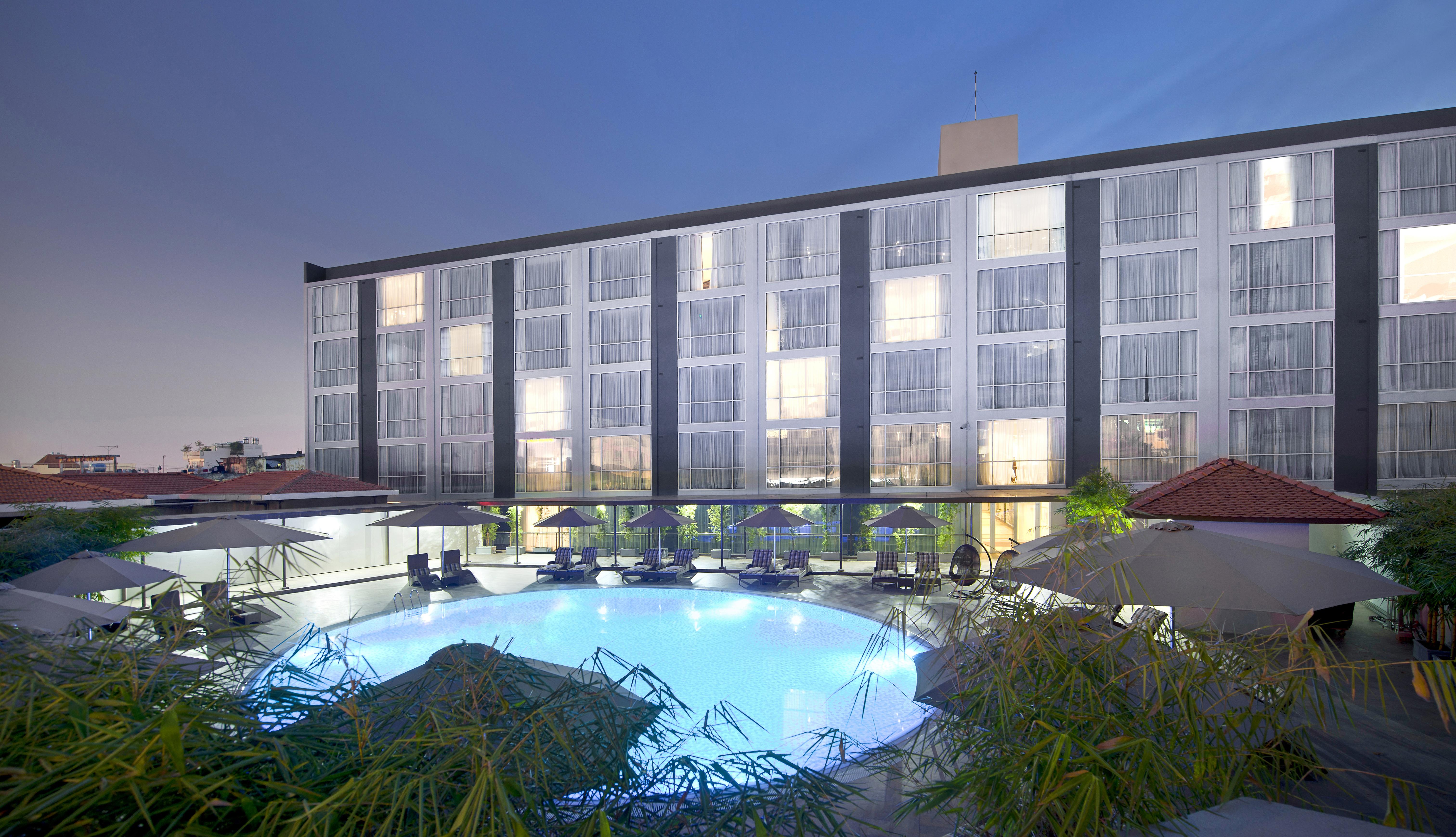 Eastin Grand Hotel Saigon Ho Chi Minh City Bagian luar foto The hotel's swimming pool