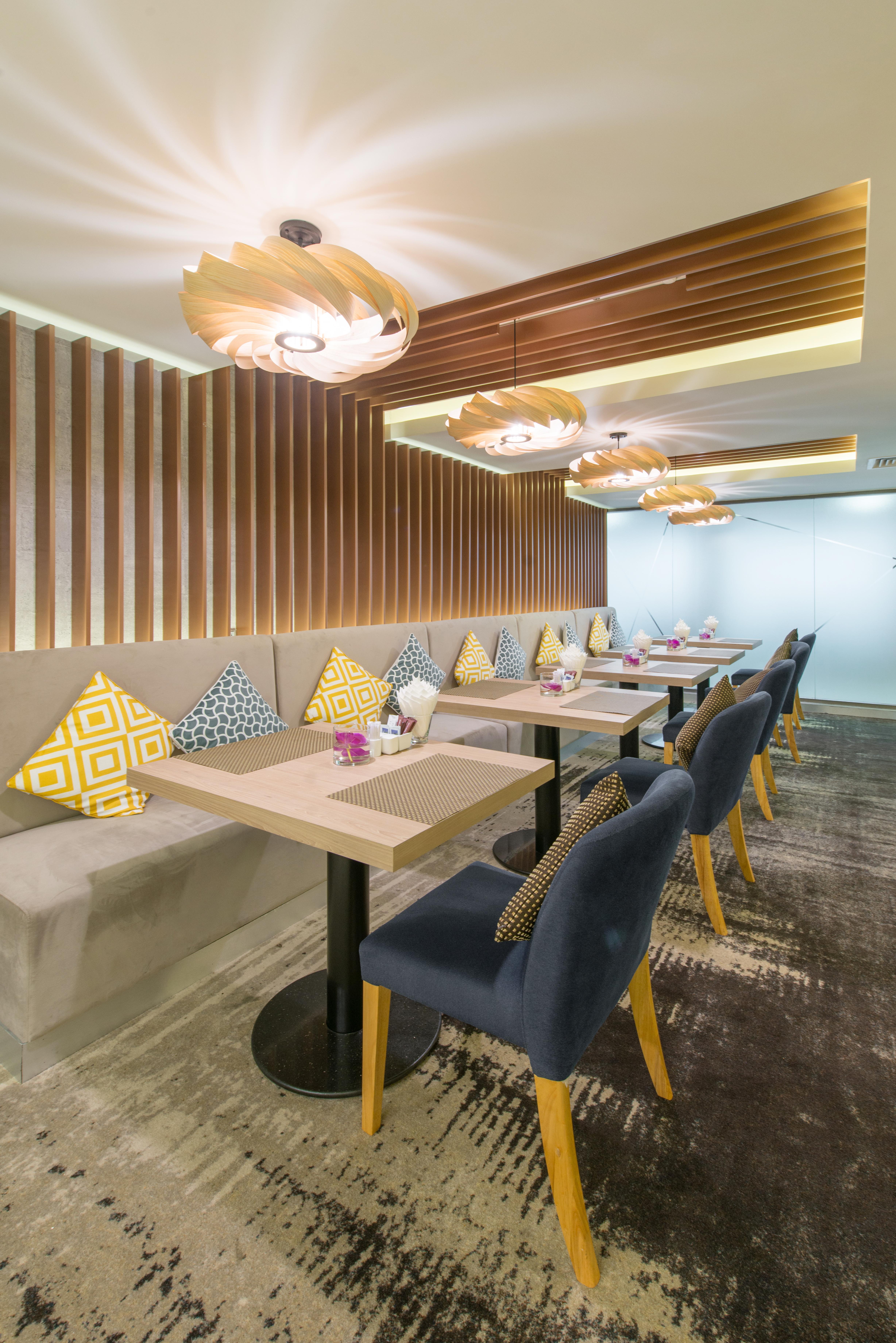 Eastin Grand Hotel Saigon Ho Chi Minh City Bagian luar foto The interior of the lounge