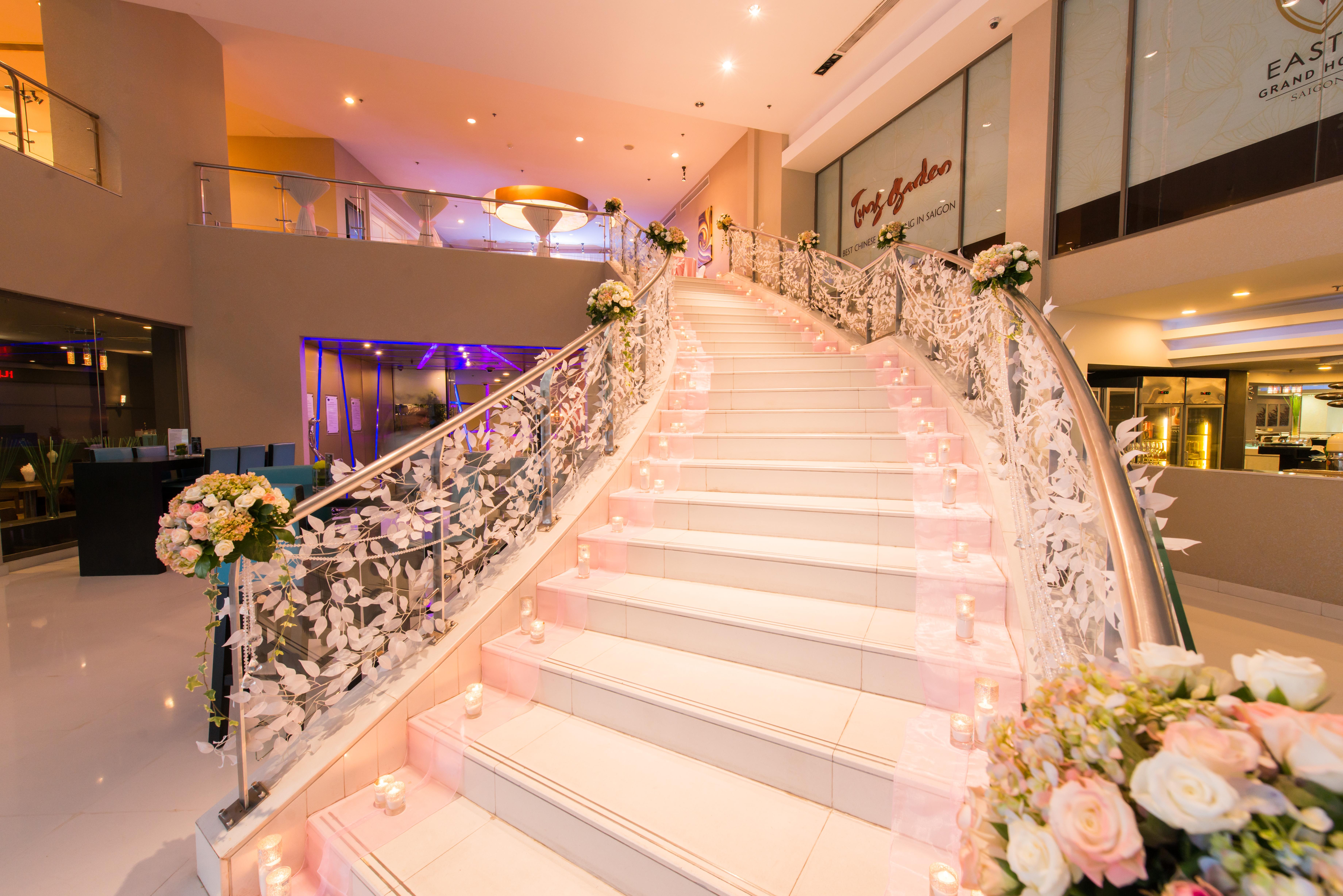 Eastin Grand Hotel Saigon Ho Chi Minh City Bagian luar foto The staircase at the lobby
