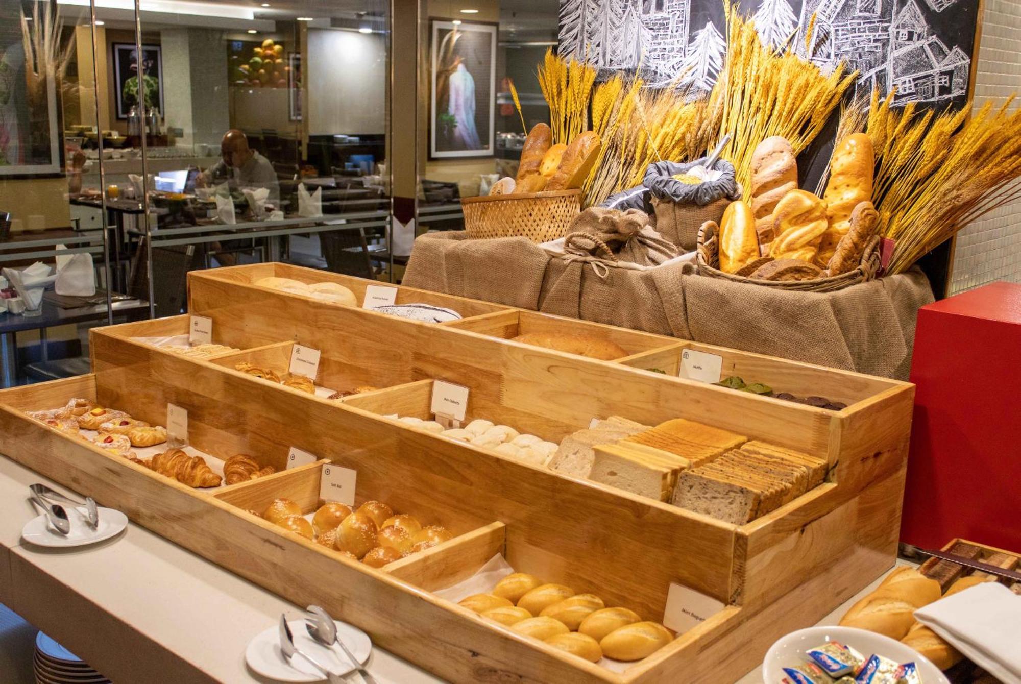 Eastin Grand Hotel Saigon Ho Chi Minh City Bagian luar foto Bread station