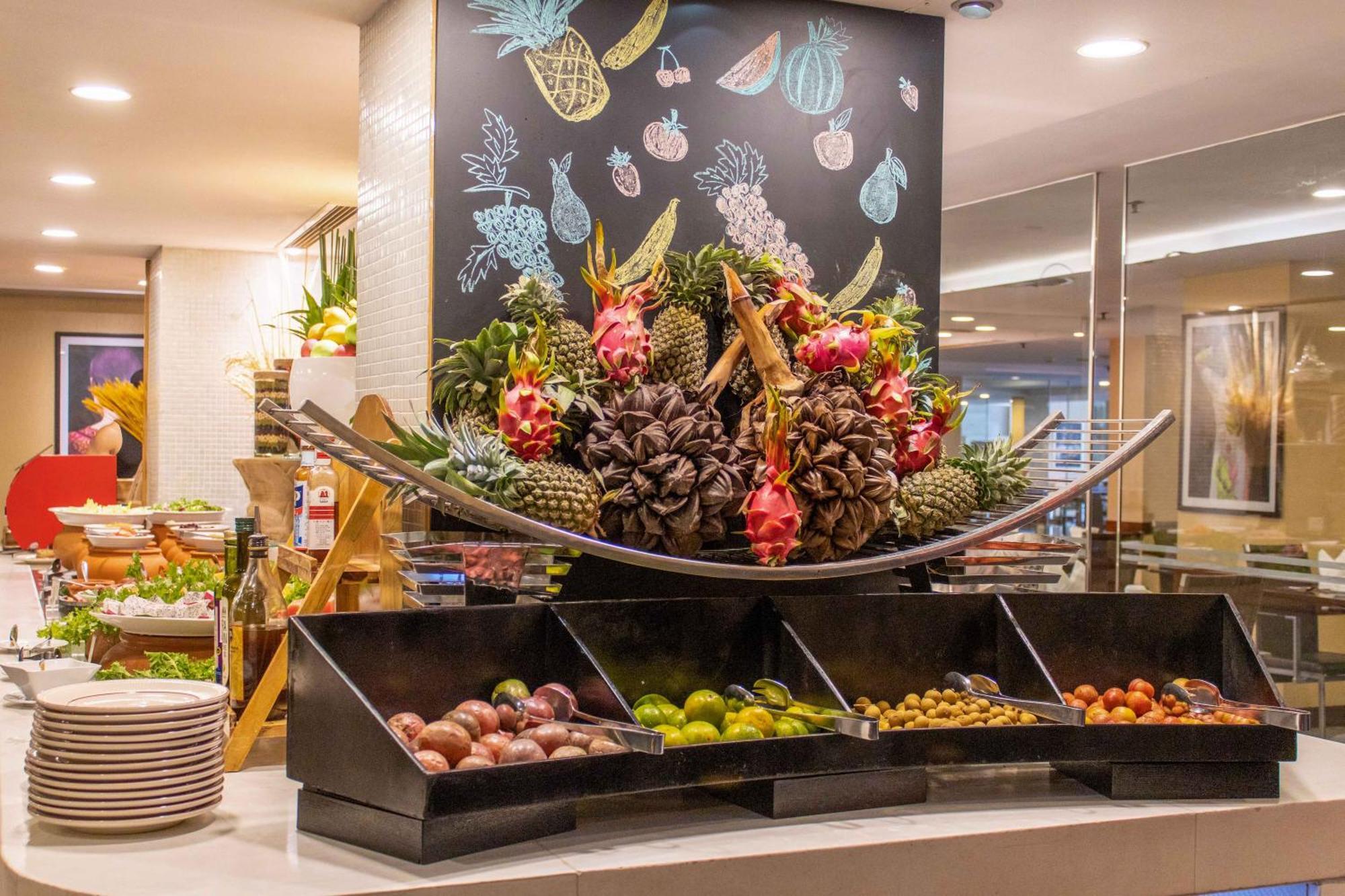 Eastin Grand Hotel Saigon Ho Chi Minh City Bagian luar foto Fruit display at a buffet