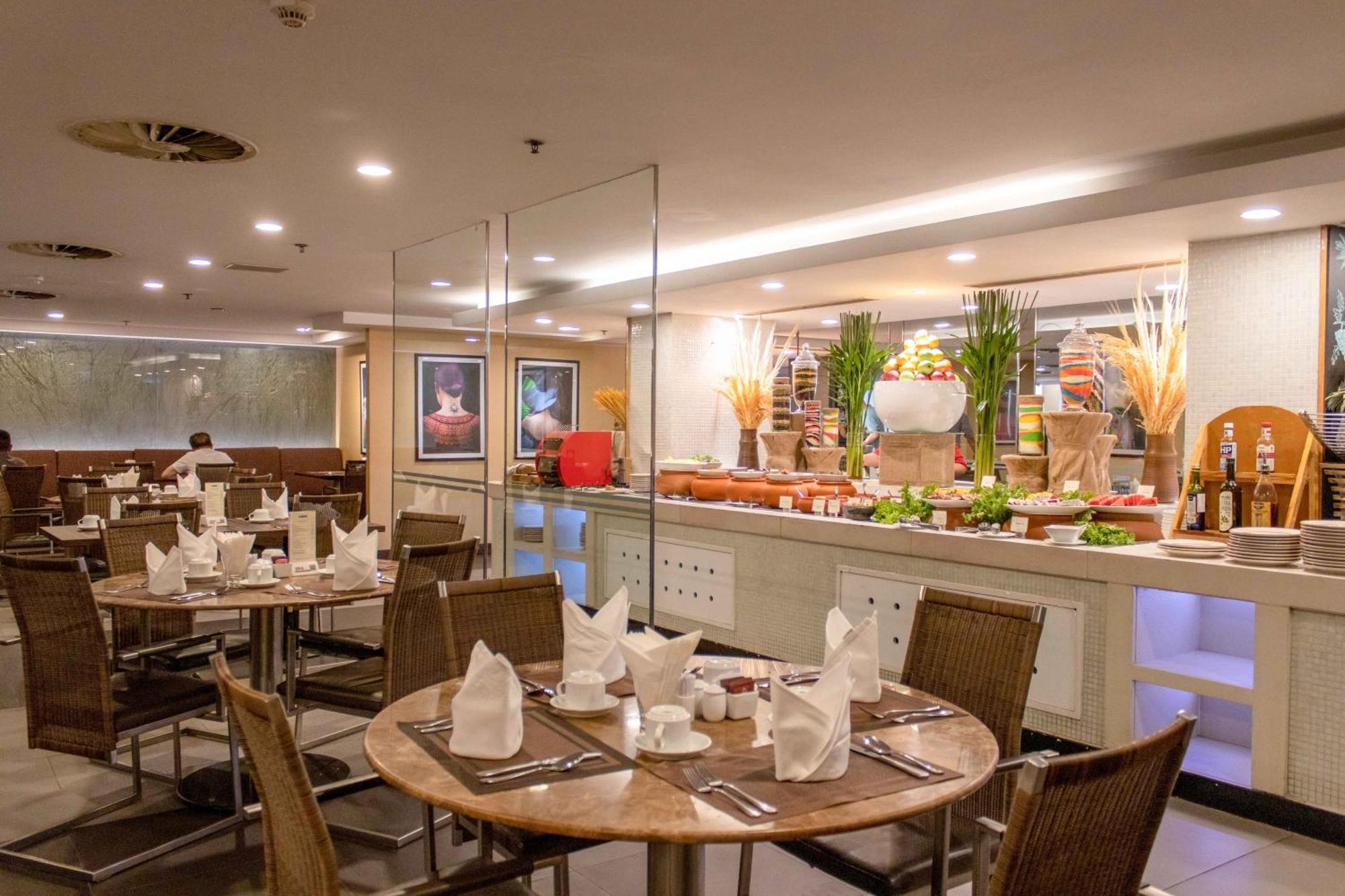 Eastin Grand Hotel Saigon Ho Chi Minh City Bagian luar foto The restaurant