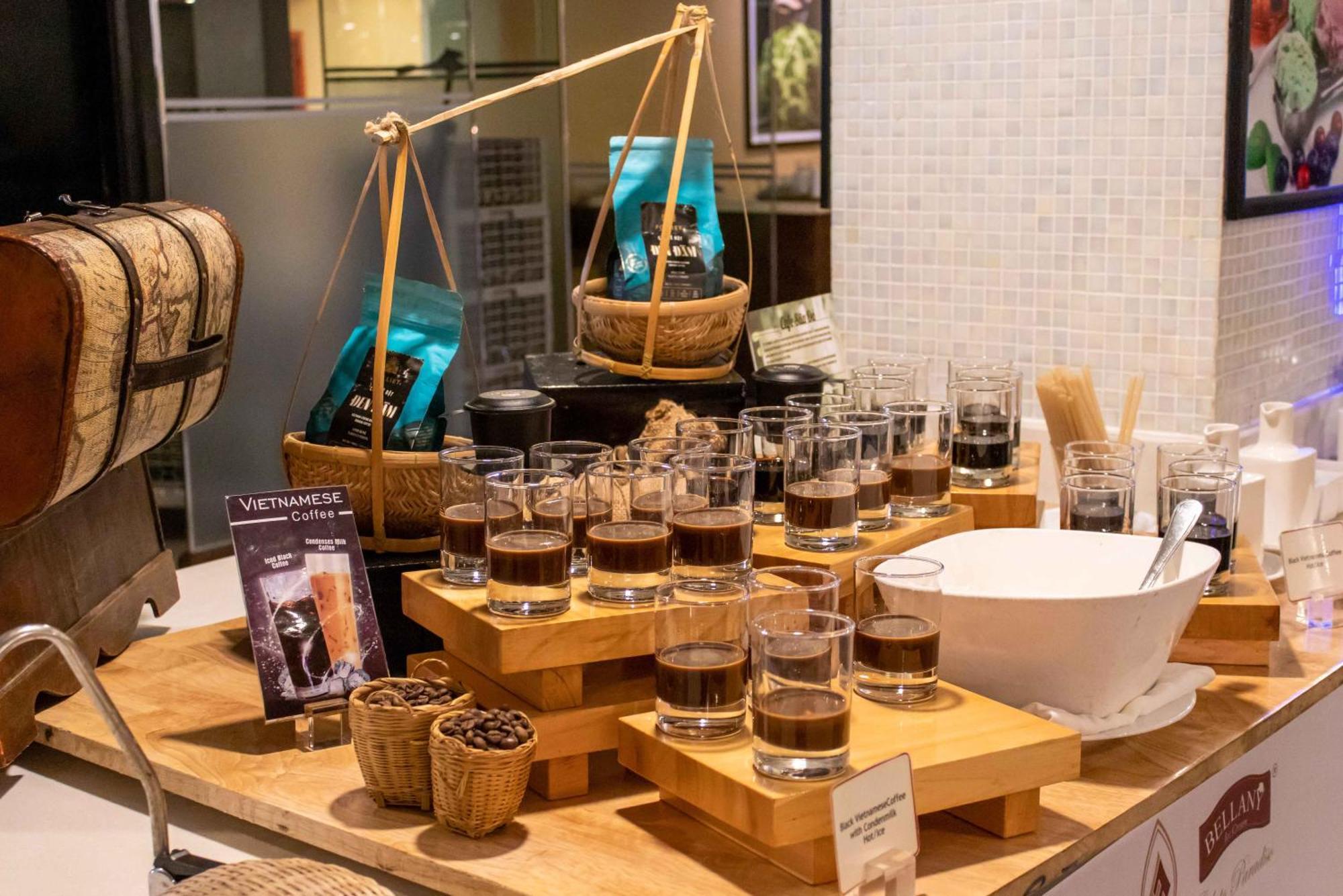 Eastin Grand Hotel Saigon Ho Chi Minh City Bagian luar foto A coffee tasting